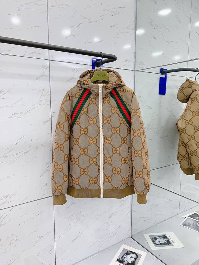 支持年后退换， Gucci 古驰 2024Aw秋冬新品 Gogg老花连帽羽绒棉服，客供定制辅料，客供定织螺纹辅料，品牌风格一目了然，填充标准90白鹅绒，充绒量足