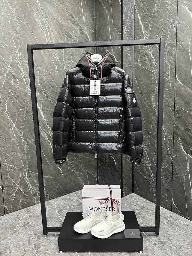 羽绒服- 羽绒上新Moncler 秋冬新品 Pavin短款男士羽绒服夹克外套Pavin羽绒夹克是Moncler的经典款式，箱型造型设计，兜帽点缀三色饰边 Pav