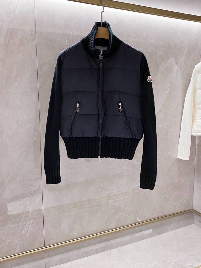 蒙口 Moncler 拼接羽绒服原单正品拼接羽绒服！ 上新 原单品质 24Ss 加厚冬季 新款简约刺绣羽绒服 超级受欢迎的拼接刺绣做法 时髦精必入 可甜可盐上身