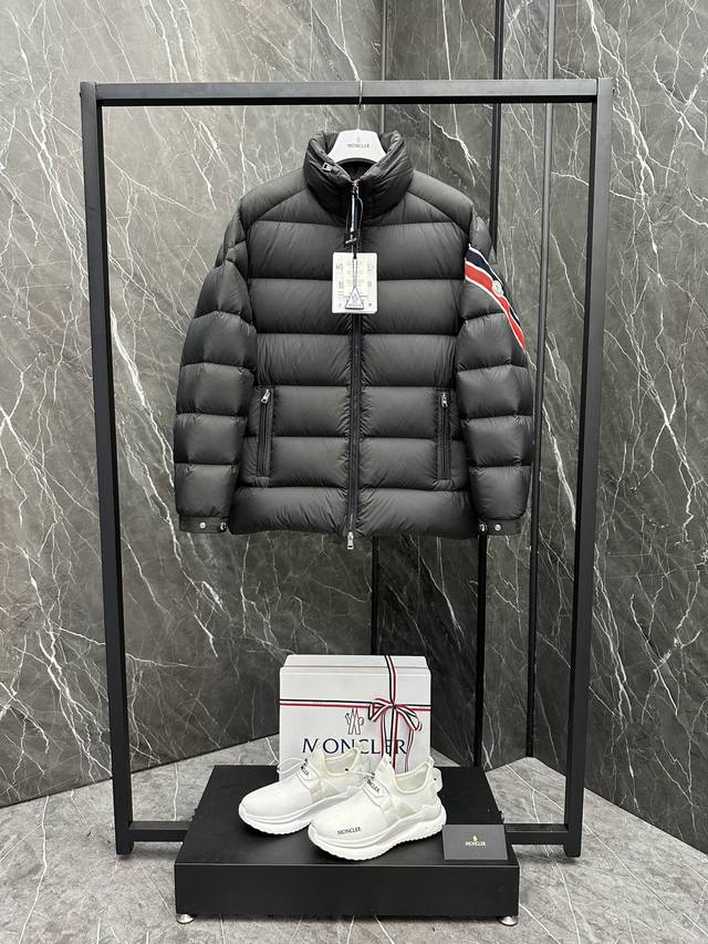 支持年后退换 特级羽绒Moncler Solayan男士三色饰边短款羽绒夹克外套.特级鹅绒填充.最细腻最轻便最工整的面料. Solayan男士短款羽绒夹克饰有季