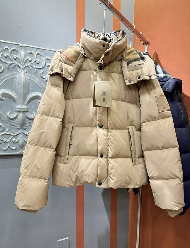 支持年后退换 Burberry巴宝莉 2024新款羽绒服！一衣两穿，可当马甲、可当外套穿，袖子可拆卸。定制开发五金配件所有细节处理全面到位 ！版型上身效果超赞！