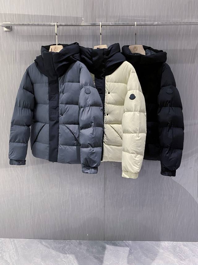 支持年后退换 Moncler 蒙口黑标短款羽绒服，原版Nfc感应式防伪芯片，门襟采用3D字母Logo浮雕，内衬是亮黑色面料，超有质感！充绒饱和度高，不显臃肿！采