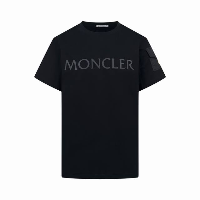 支持年后售后！ 。Moncler 标识贴袋短袖 定制天丝摩尔平纹料 柔软细腻 舒适贴肤 标志性醒目Moncler 印花点缀正面 衣袖饰有徽章贴袋 传承品牌悠久历