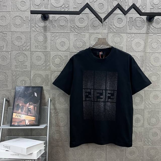 Fendi 芬迪 双Ff 贴布烫钻工艺 Logo标识精致升级，灵感源自八十年代复古 原版面料 官方同款 短袖T恤 定制280克同缸染面料 手感非常舒服 春夏最新