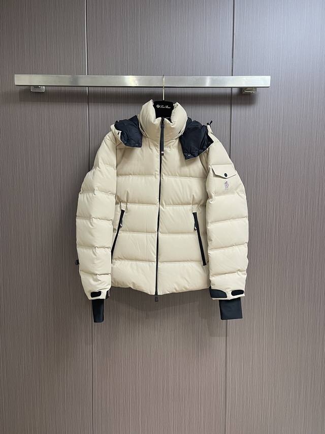 支持年后售后 Moncler Grenoble 压胶滑雪羽绒外套 经典的黑、卡其色为造型气质添加色彩！简约时尚的羽绒具备了卓越的功能性与保暖防护．永驻经典的王牌