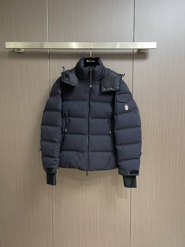 支持年后售后 Moncler Grenoble 压胶滑雪羽绒外套 经典的黑、卡其色为造型气质添加色彩！简约时尚的羽绒具备了卓越的功能性与保暖防护．永驻经典的王牌