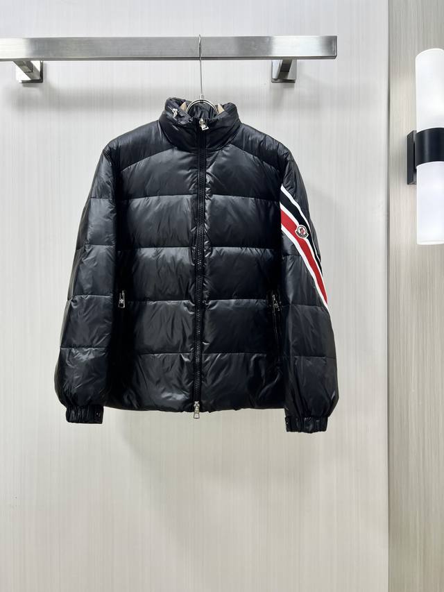 Moncler 蒙口 2024秋冬新款羽绒服。这款号称羽绒服届最贵的，全部90绒的。带着经典的Logo组合搭配，第一眼看到就是满满的视觉冲击，保暖性能更出色，轻