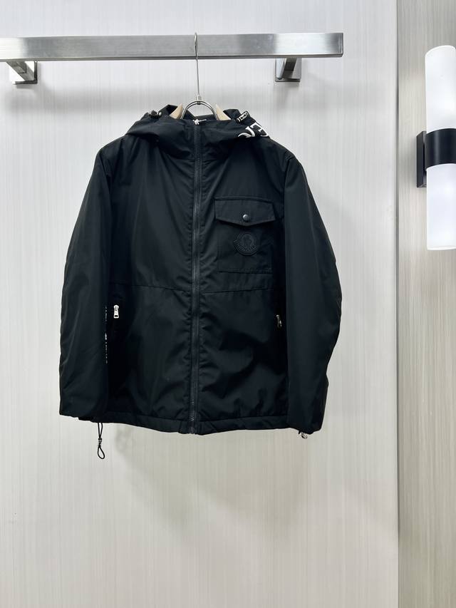 Moncler 蒙口 2024秋冬新款羽绒服。这款号称羽绒服届最贵的，全部90绒的。带着经典的Logo组合搭配，第一眼看到就是满满的视觉冲击，保暖性能更出色，轻