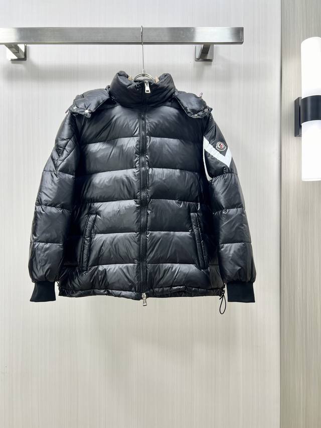 Moncler 蒙口 2024秋冬新款羽绒服。这款号称羽绒服届最贵的，全部90绒的。带着经典的Logo组合搭配，第一眼看到就是满满的视觉冲击，保暖性能更出色，轻 - 点击图像关闭