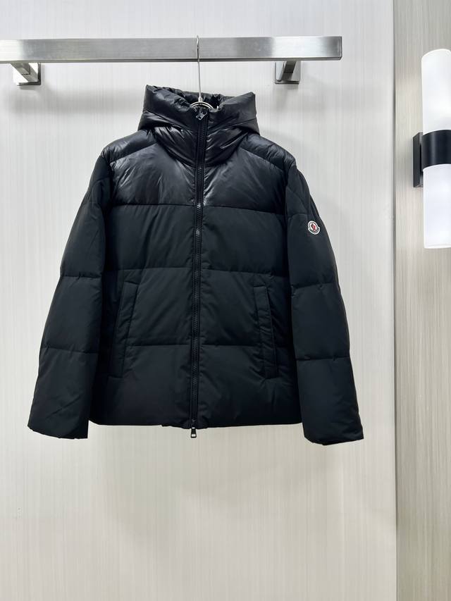 Moncler 蒙口 2024秋冬新款羽绒服。这款号称羽绒服届最贵的，全部90绒的。带着经典的Logo组合搭配，第一眼看到就是满满的视觉冲击，保暖性能更出色，轻