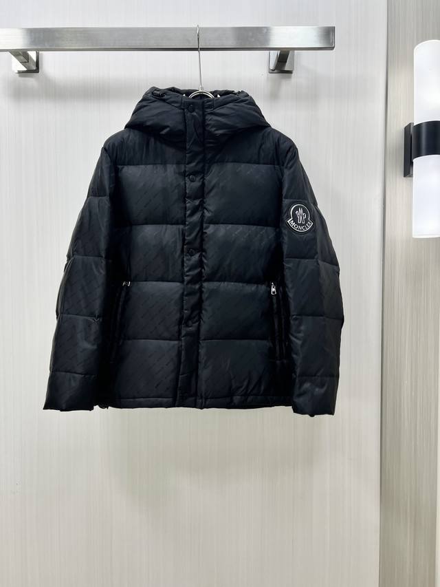 Moncler 蒙口 2024秋冬新款羽绒服。这款号称羽绒服届最贵的，全部90绒的。带着经典的Logo组合搭配，第一眼看到就是满满的视觉冲击，保暖性能更出色，轻