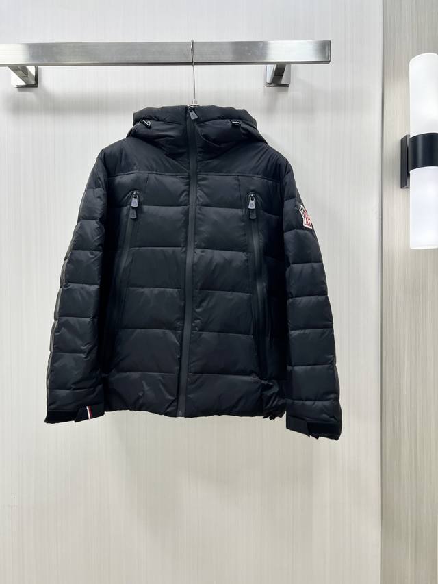 Moncler 蒙口 2024秋冬新款羽绒服。这款号称羽绒服届最贵的，全部90绒的。带着经典的Logo组合搭配，第一眼看到就是满满的视觉冲击，保暖性能更出色，轻