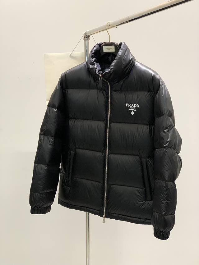 支持年后退换， Prada 普拉达，2024冬季最新品，专柜同步有售，时尚休闲羽绒服外套，进口原版面料，做工极为复杂，唯一可以做代购级别的渠道狠货，顶级印花工艺