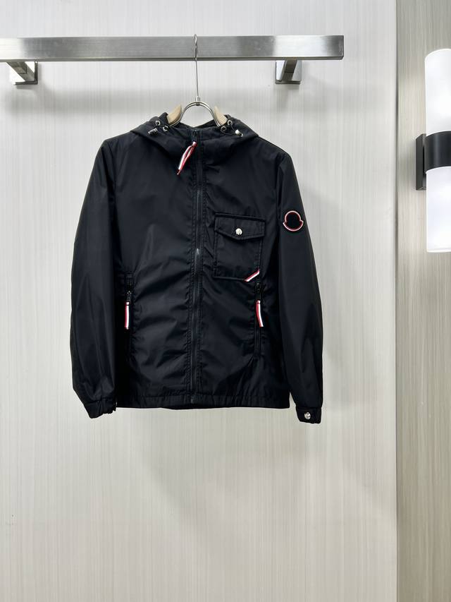 Moncler 蒙口 2024Fw早秋新品 夹克连帽外套，贸易公司渠道稀出，原厂代工出品。该款夹克外层超柔聚酯纤维，功能与时尚型兼具。10呈现出细密的肌理和微光