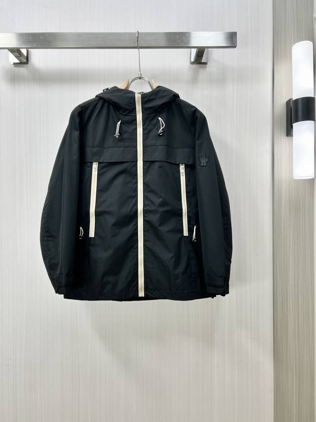 Moncler 蒙口 2024Fw早秋新品 夹克连帽外套，贸易公司渠道稀出，原厂代工出品。该款夹克外层超柔聚酯纤维，功能与时尚型兼具。10呈现出细密的肌理和微光