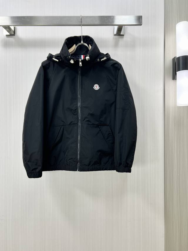 Moncler 蒙口 2024Fw早秋新品 夹克连帽外套，贸易公司渠道稀出，原厂代工出品。该款夹克外层超柔聚酯纤维，功能与时尚型兼具。10呈现出细密的肌理和微光 - 点击图像关闭