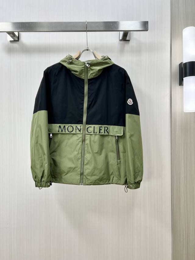 Moncler 蒙口 2024Fw早秋新品 夹克连帽外套，贸易公司渠道稀出，原厂代工出品。该款夹克外层超柔聚酯纤维，功能与时尚型兼具。10呈现出细密的肌理和微光