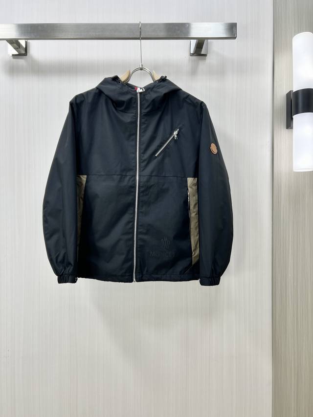 Moncler 蒙口 2024Fw早秋新品 夹克连帽外套，贸易公司渠道稀出，原厂代工出品。该款夹克外层超柔聚酯纤维，功能与时尚型兼具。10呈现出细密的肌理和微光