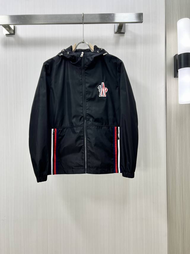 Moncler 蒙口 2024Fw早秋新品 夹克连帽外套，贸易公司渠道稀出，原厂代工出品。该款夹克外层超柔聚酯纤维，功能与时尚型兼具。10呈现出细密的肌理和微光