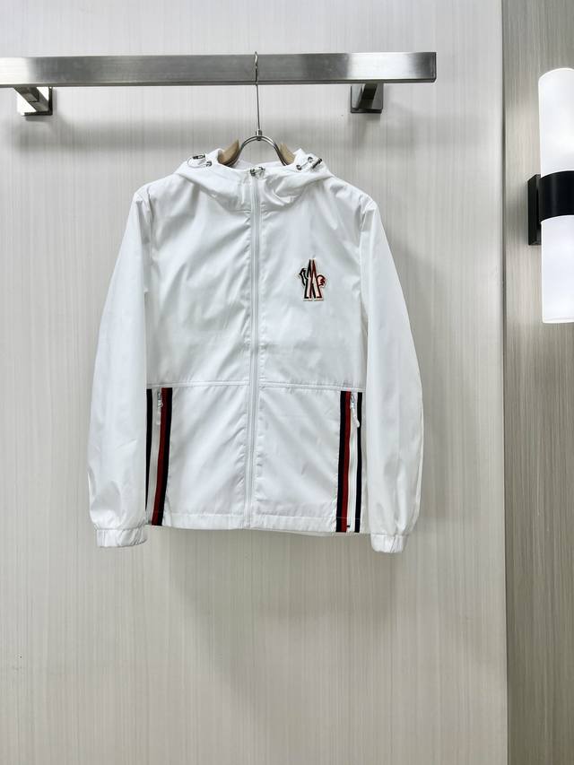 Moncler 蒙口 2024Fw早秋新品 夹克连帽外套，贸易公司渠道稀出，原厂代工出品。该款夹克外层超柔聚酯纤维，功能与时尚型兼具。10呈现出细密的肌理和微光