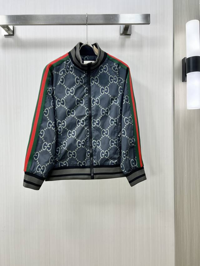 Gucci 古奇 2024Fw早秋新品 夹克连帽外套，贸易公司渠道稀出，原厂代工出品。该款夹克外层超柔聚酯纤维，功能与时尚型兼具。10呈现出细密的肌理和微光感，