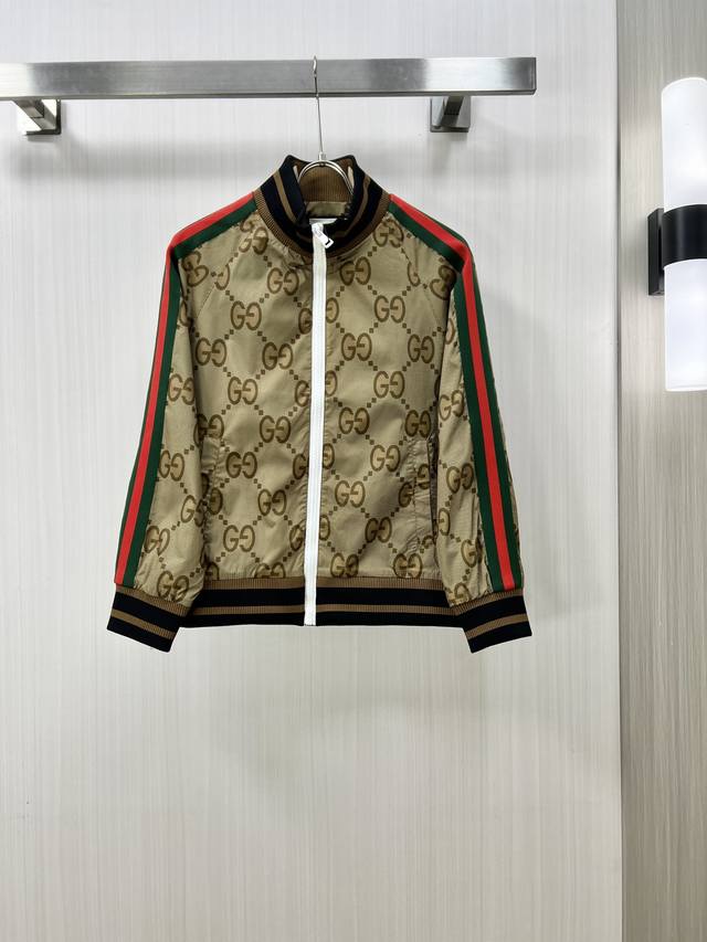 Gucci 古奇 2024Fw早秋新品 夹克连帽外套，贸易公司渠道稀出，原厂代工出品。该款夹克外层超柔聚酯纤维，功能与时尚型兼具。10呈现出细密的肌理和微光感， - 点击图像关闭