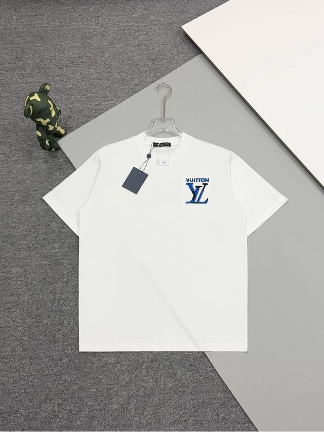 高版本] Louis Vuitton 路易威登25Ss新品走秀款 平绣+毛线重工艺Lv Logo刺绣 后福平绣毛线大Logo 刺绣短袖，男女同款！短袖不在千篇一