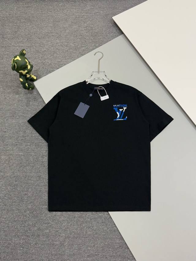 高版本] Louis Vuitton 路易威登25Ss新品走秀款 平绣+毛线重工艺Lv Logo刺绣 后福平绣毛线大Logo 刺绣短袖，男女同款！短袖不在千篇一