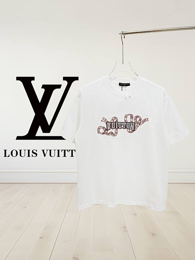 高版本] Louis Vuitton 路易威登 珠光纱章仔圆领T恤 胸前呈现Ribbon图案，采用米粒针是一种精细的刺绣技法，米粒大小的形态及间距。每个米粒之间