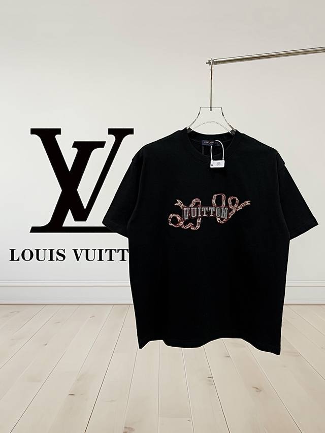 高版本] Louis Vuitton 路易威登 珠光纱章仔圆领T恤 胸前呈现Ribbon图案，采用米粒针是一种精细的刺绣技法，米粒大小的形态及间距。每个米粒之间