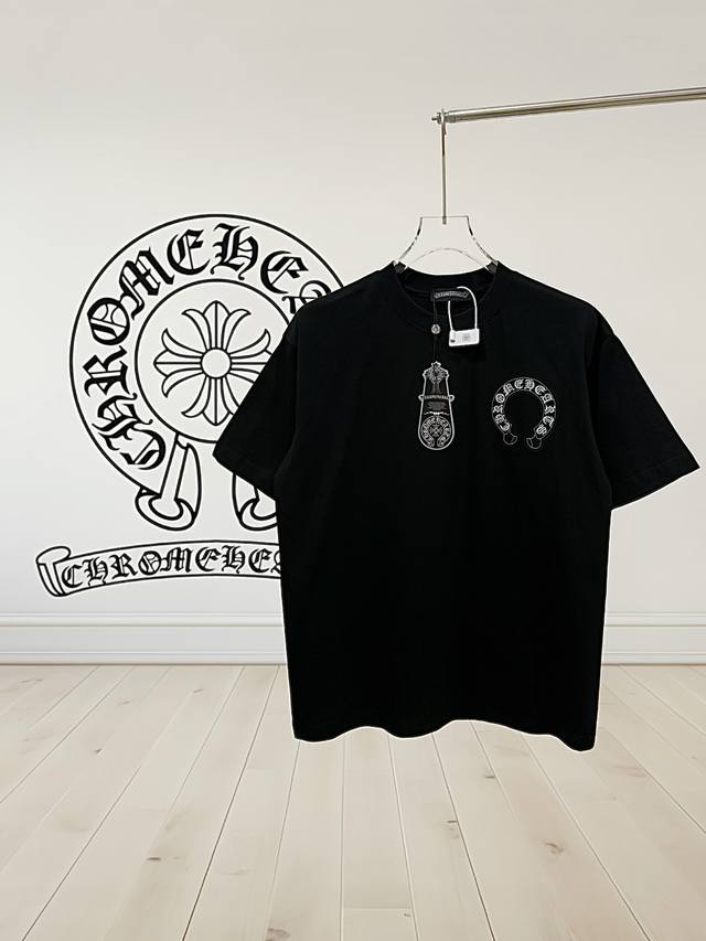 高品质] Chrome Hearts 克罗心 Ss25新款首发最新款短袖圆领T恤 高端订制 设计前卫时尚！品牌Logo前后幅上采用烧花帖布十铆钉十万针刺绣重工艺