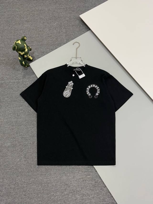 高品质] Chrome Hearts 克罗心 Ss25新款首发最新款短袖圆领T恤 高端订制 设计前卫时尚！品牌Logo前后幅上采用烧花帖布十铆钉十万针刺绣重工艺