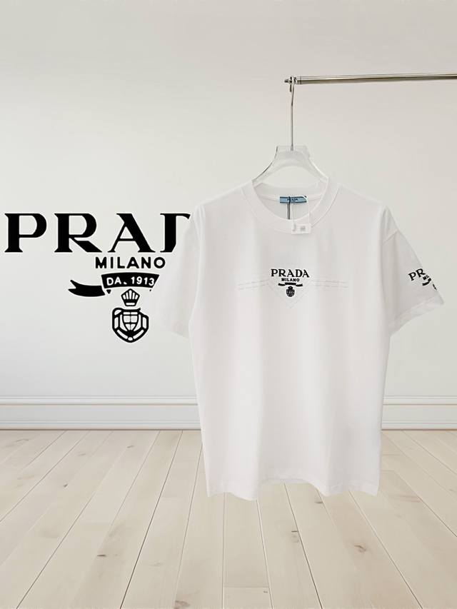 高版本]Prada 普拉达 25Ss圆领短袖T恤。立体刺绣工艺配配上袖子绣花Logo，客供进口双纱32支280G面料，以天然植物纤维提炼出来，手感柔软，穿着舒适 - 点击图像关闭