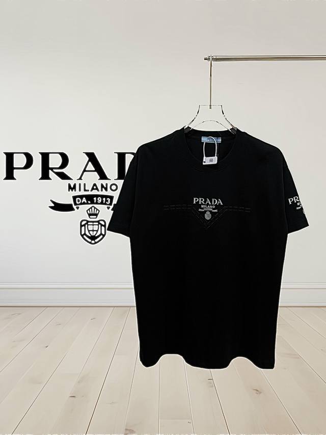 高版本] Prada 普拉达 25Ss圆领短袖T恤。立体刺绣工艺配配上袖子绣花Logo，客供进口双纱32支280G面料，以天然植物纤维提炼出来，手感柔软，穿着舒