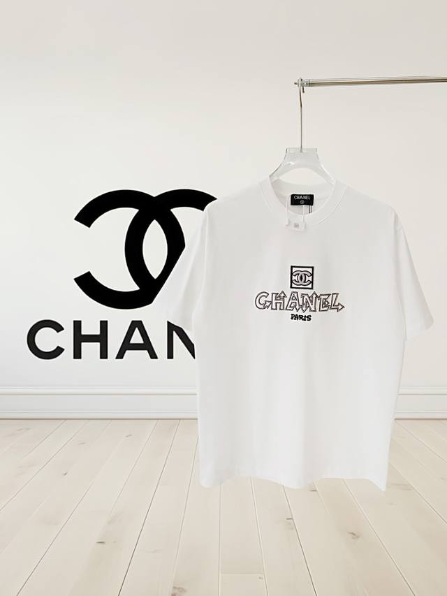 高品质］香奈儿 Chanel 25Ss。小香Logo采用浮调刺绣加上喽空高工艺刺绣英文而成圆领短袖T恤，有个性街头设计风格 面料采用32支280G精棉双纱面料