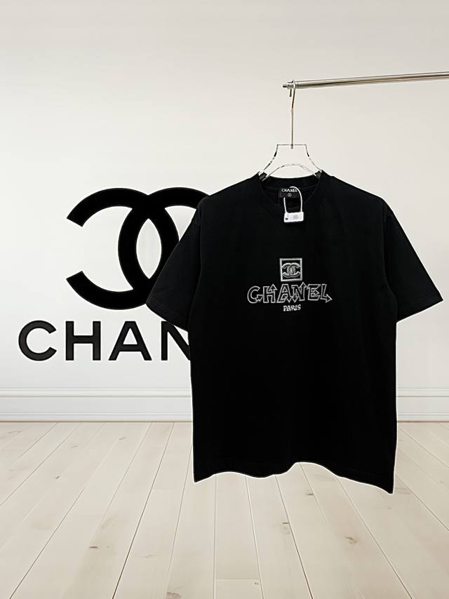 高品质］香奈儿 Chanel 25Ss。小香Logo采用浮调刺绣加上喽空高工艺刺绣英文而成圆领短袖T恤，有个性街头设计风格 面料采用32支280G精棉双纱面料