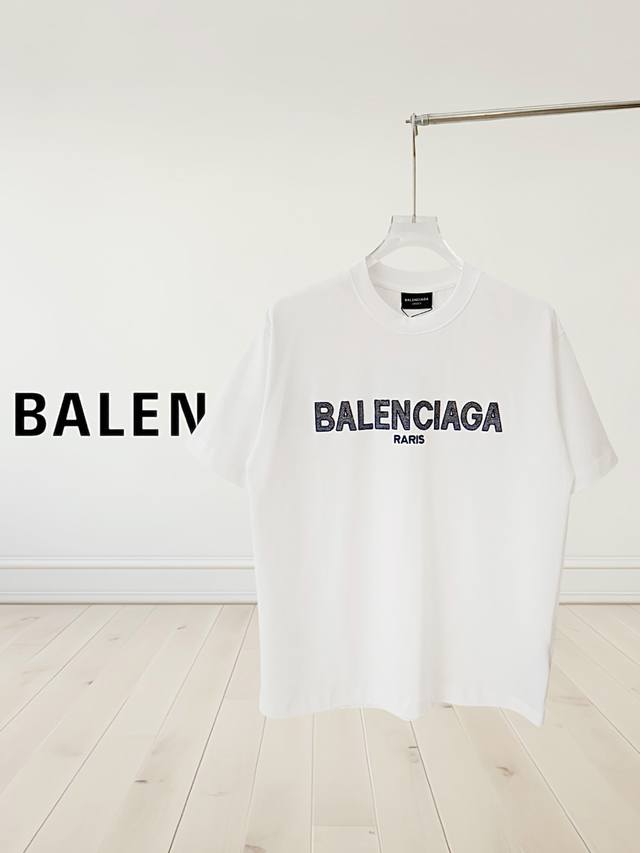 高版质］Balenclaga 巴黎世家 前面采用高工艺刺绣T恤圆领，面料定制32支280克纯棉精梳面料。进口百灵达高工艺绣花机15W针高密度浮雕刺绣．细节完美，