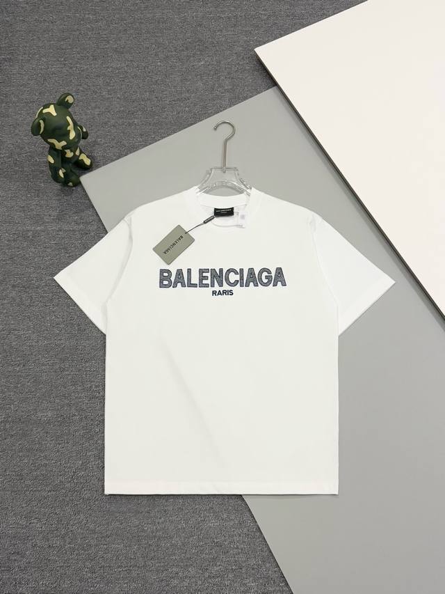 高版质］Balenclaga 巴黎世家 前面采用高工艺刺绣T恤圆领，面料定制32支280克纯棉精梳面料。进口百灵达高工艺绣花机15W针高密度浮雕刺绣．细节完美，