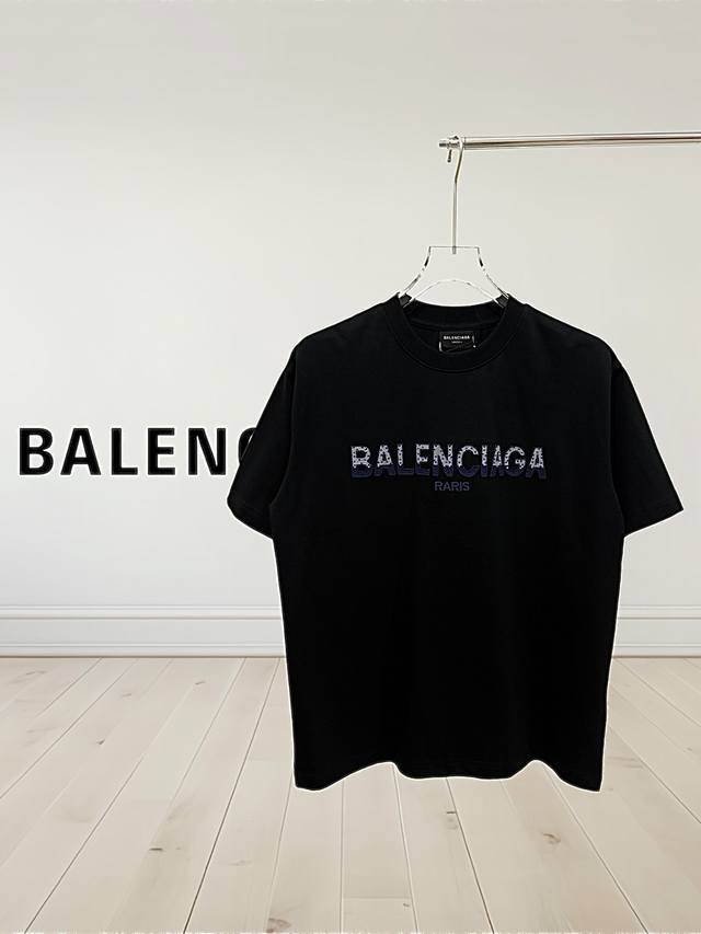 高版质］Balenclaga 巴黎世家 前面采用高工艺刺绣T恤圆领，面料定制32支280克纯棉精梳面料。进口百灵达高工艺绣花机15W针高密度浮雕刺绣．细节完美，