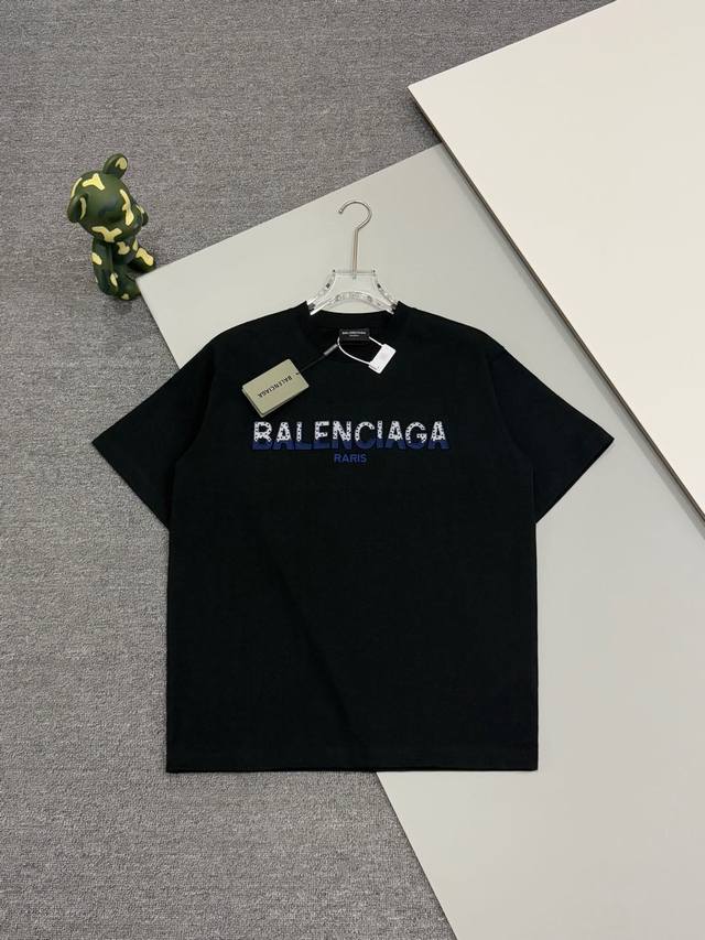 高版质］Balenclaga 巴黎世家 前面采用高工艺刺绣T恤圆领，面料定制32支280克纯棉精梳面料。进口百灵达高工艺绣花机15W针高密度浮雕刺绣．细节完美，