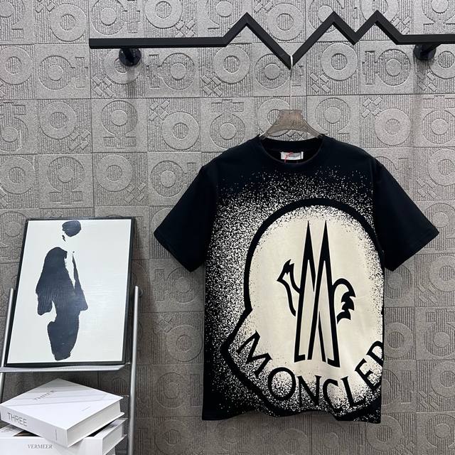 Moncler 蒙口 直喷大Logo印花 Logo标识精致升级，灵感源自八十年代复古 原版面料 官方同款 短袖T恤 定制260克同缸染面料 手感非常舒服 春夏砖