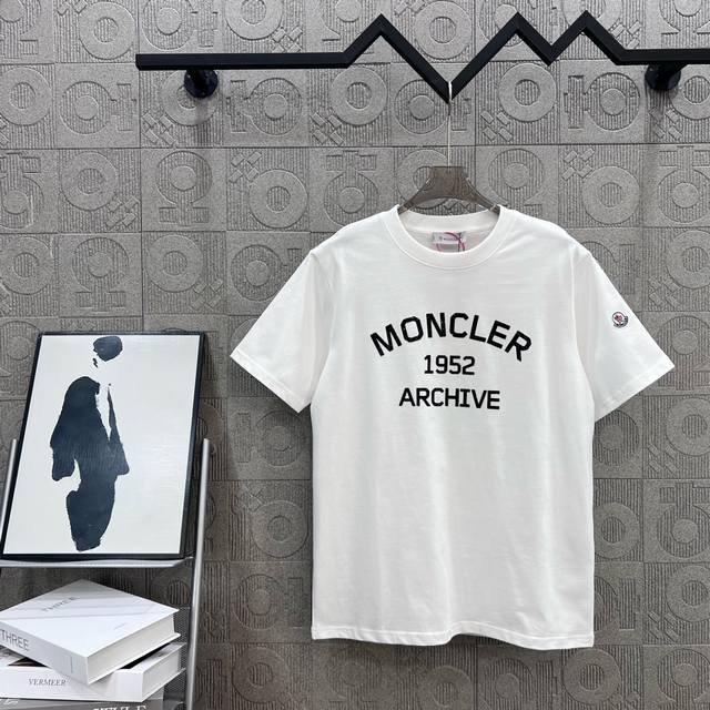 Moncler 蒙口 字母印花压花 Logo标识精致升级，灵感源自八十年代复古 原版面料 官方同款 短袖T恤 定制260克同缸染面料 手感非常舒服 春夏砖柜同步