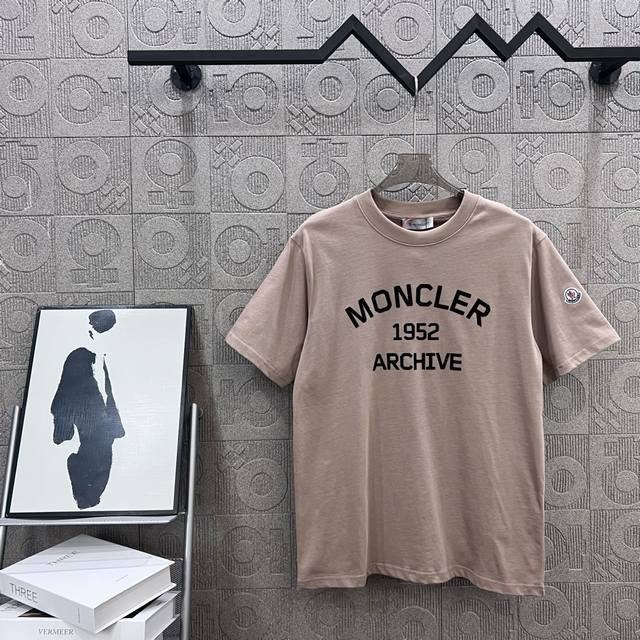 Moncler 蒙口 字母印花压花 Logo标识精致升级，灵感源自八十年代复古 原版面料 官方同款 短袖T恤 定制260克同缸染面料 手感非常舒服 春夏砖柜同步