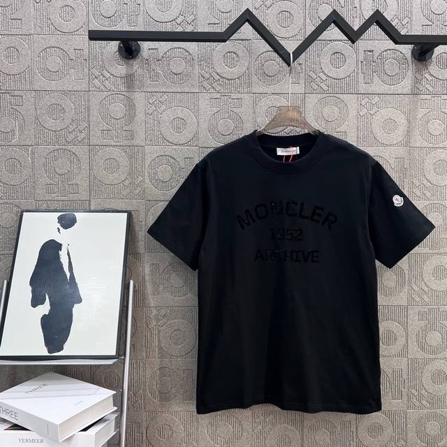 Moncler 蒙口 字母印花压花 Logo标识精致升级，灵感源自八十年代复古 原版面料 官方同款 短袖T恤 定制260克同缸染面料 手感非常舒服 春夏砖柜同步