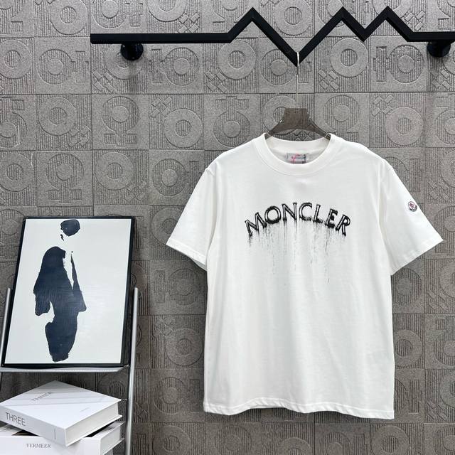 Moncler 蒙口 手绘直喷字母印花 Logo标识精致升级，灵感源自八十年代复古 原版面料 官方同款 短袖T恤 定制260克同缸染面料 手感非常舒服 春夏砖柜