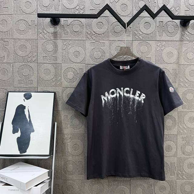 Moncler 蒙口 手绘直喷字母印花 Logo标识精致升级，灵感源自八十年代复古 原版面料 官方同款 短袖T恤 定制260克同缸染面料 手感非常舒服 春夏砖柜