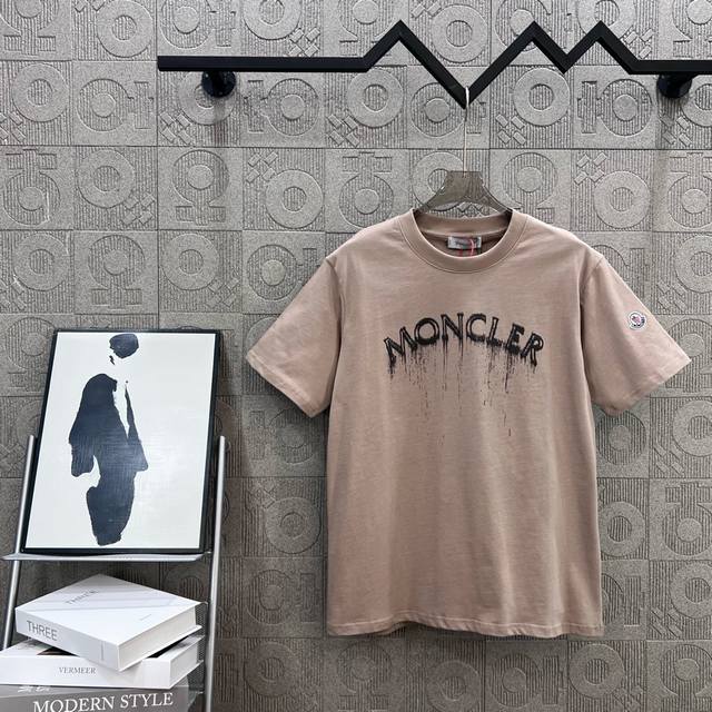 Moncler 蒙口 手绘直喷字母印花 Logo标识精致升级，灵感源自八十年代复古 原版面料 官方同款 短袖T恤 定制260克同缸染面料 手感非常舒服 春夏砖柜