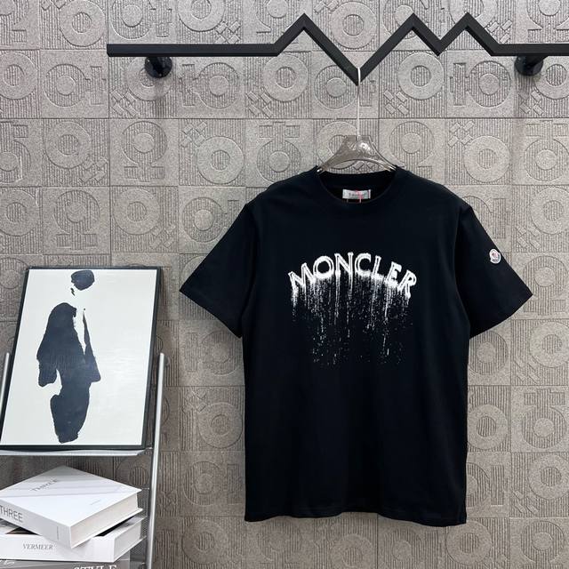 Moncler 蒙口 手绘直喷字母印花 Logo标识精致升级，灵感源自八十年代复古 原版面料 官方同款 短袖T恤 定制260克同缸染面料 手感非常舒服 春夏砖柜