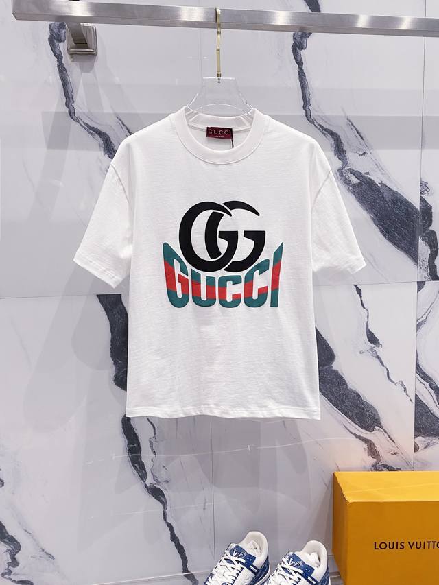 Gucci 古驰 320克圆领短袖T恤 Gg大字母红绿印花Logo标识设计 官方同步 1:1原版开模 时尚个性 百搭潮流 纯原品质 原版洗水面料 吊牌 领标 水 - 点击图像关闭