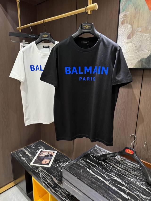 支持年后退换 Balmain25早春男士新款圆领短袖T恤。。。定制双丝光材质打造 平顺细腻 贴肤透气舒适堪称一绝 衣身品牌徽标 纹理清晰可见 足显工艺.....